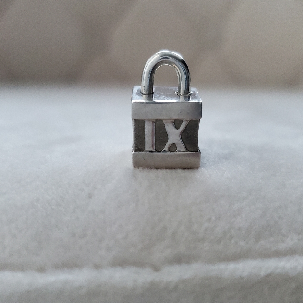 AUTH Tiffany & Co Atlas Cube Padlock Lock Pendant